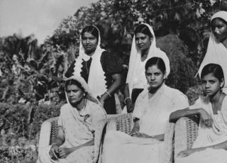 Jonge Surinaams-Hindostaanse vrouwen (jaar onbekend)