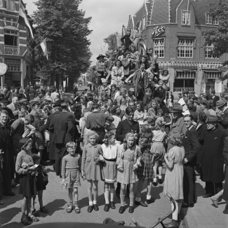 Vreugde in Hilversum over de bevrijding, 7 mei 1945. Fotograaf onbekend / Anefo
