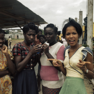 Drie Surinaamse vrouwen, Suriname 1975. Foto Bert Verhoeff / Anefo